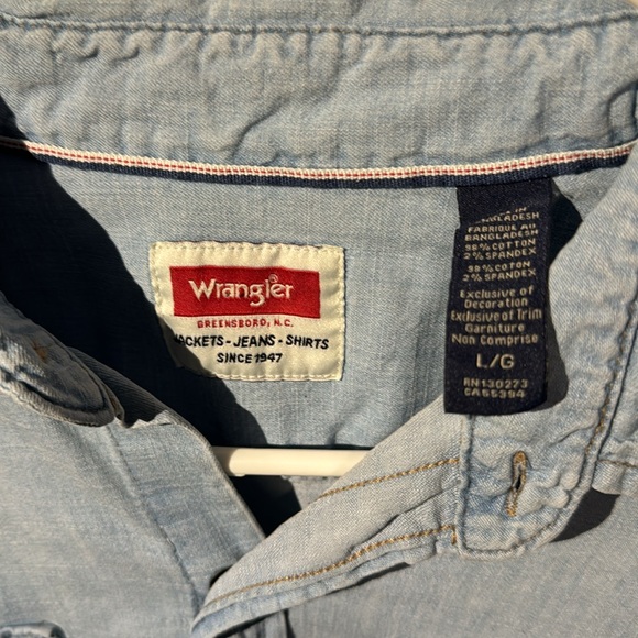 Men’s L Wrangler Denim Shirt - Picture 2 of 3